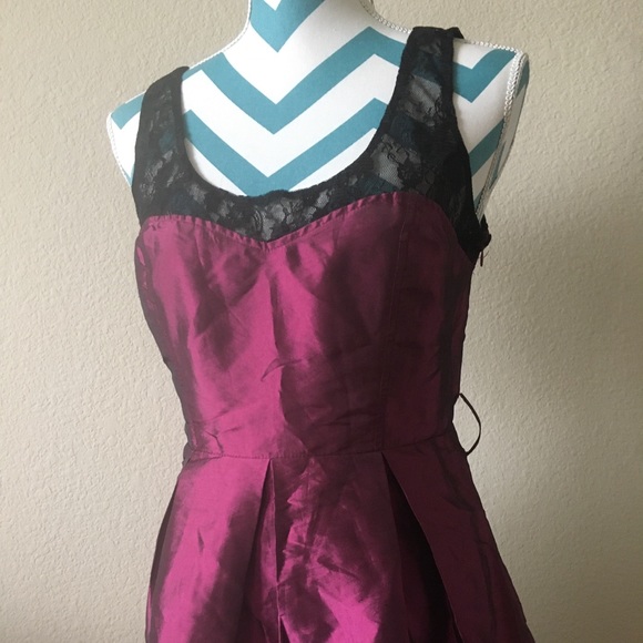 Burgundy violet lace dress with belt - Picture 4 of 8